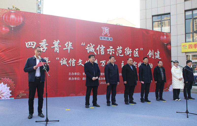 Ѧ�ǅ^(q��)���\(ch��ng)��ʾ���օ^(q��)��(chu��ng)�������\(ch��ng)���Ļ��M(j��n)�f�һ��(d��ng)���³ǽֵ��e��